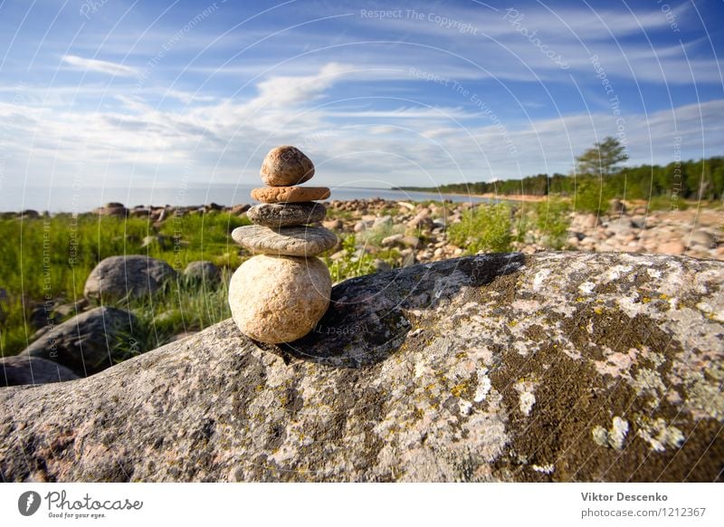 Felsen am Meer aufeinander Pyramide Meditation Sommer Strand Yoga Natur Himmel Küste Stein weiß Frieden Anhäufung Kieselsteine Turm Zen Pyramiden Stapel