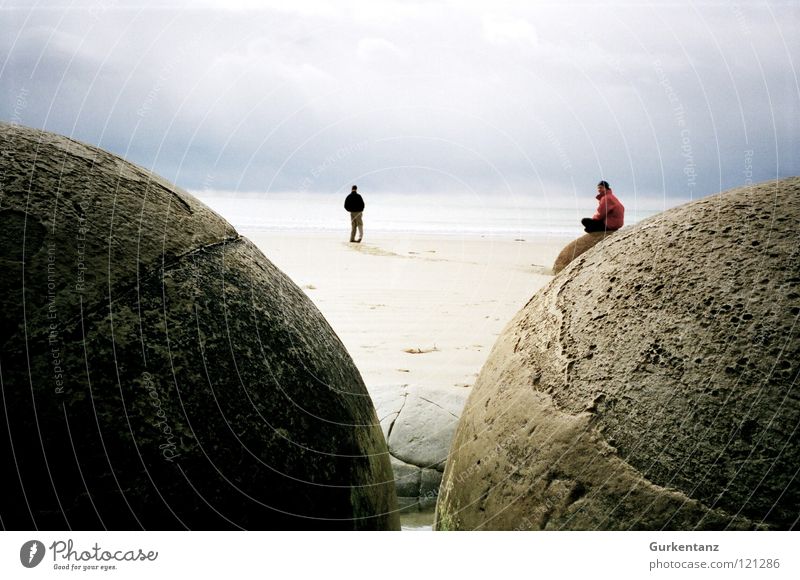 Die Eier von Satan Moeraki Moeraki Boulder Neuseeland Strand Küste Meer rund Südinsel Herbst Stein Mineralien boulders 2 personen hoirzont monolithen Ball Wind