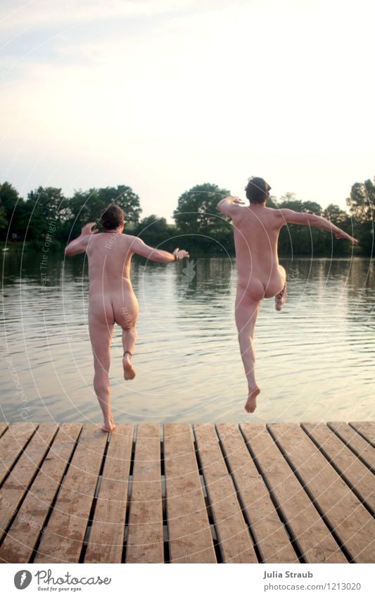 Zwei Männer springen nackt von einem Holzsteg in den Badesee maskulin Mann Erwachsene Gesäß 2 Mensch 30-45 Jahre Wasser Sommer Schönes Wetter Baum See