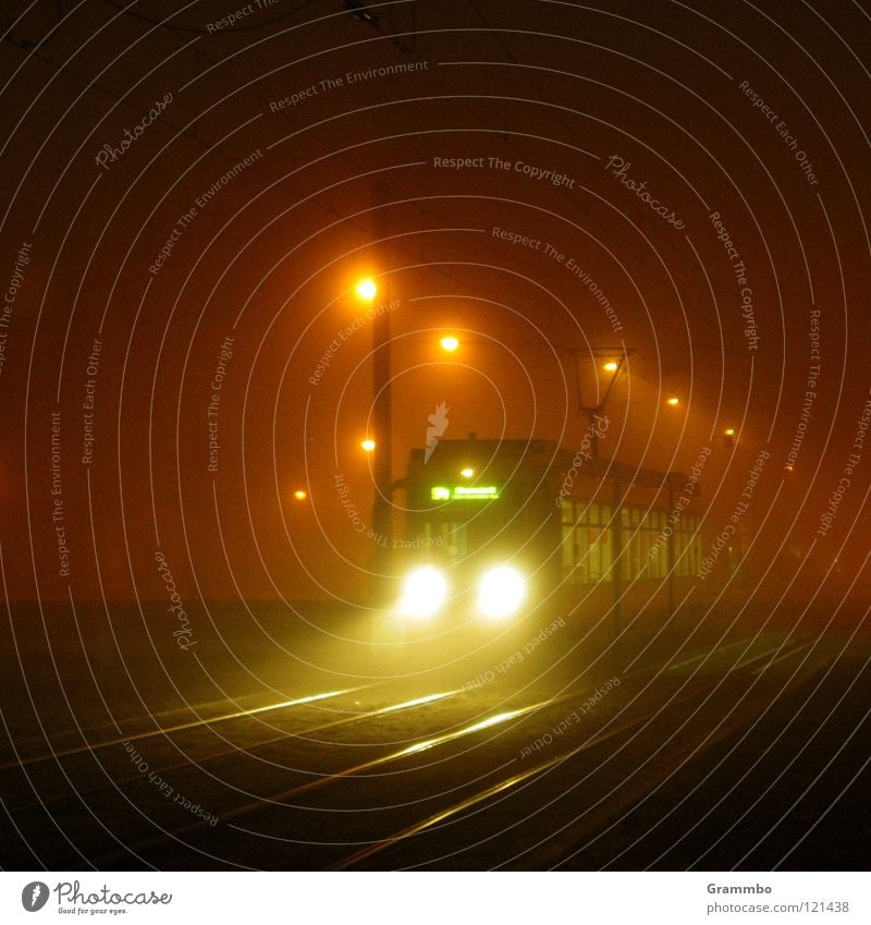 Nachtexpress Straßenbahn Nebel Gleise Verkehr Verkehrsmittel Licht Strahlung Laterne wiederkommen Magdeburg Eisenbahn Scheinwerfer Güterverkehr & Logistik