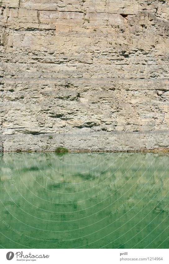 lake at a gravel quarry Natur Wasser Felsen Teich See Stein glänzend grün Steinbruch grube offener steinbruch Gesteinsformationen Felswand sonnig Ausgrabungen