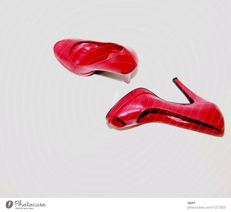 Rote Pumps II rot Schuhe Dame schick Design lassen weiß Bekleidung red hoch Treppenabsatz label Schilder & Markierungen Designer modern liegen Kontrast Mode
