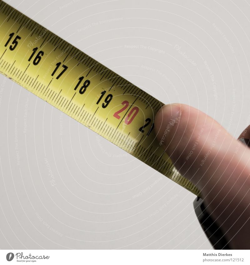 Maß nehmen Maßband 20 Skala Ziffern & Zahlen Messung Finger Dinge Haushalt Handwerk Handwerker Quadrat Vertrauen Sanieren Renovieren Ausmaß Schneider Taille