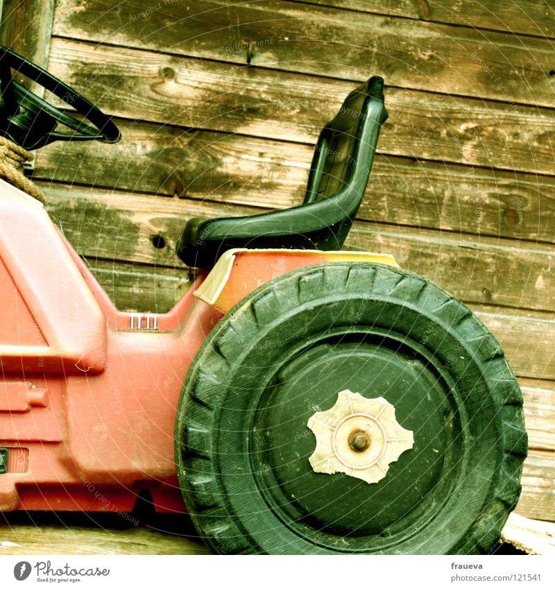 traktor Traktor Spielzeug Lenkrad rot Holzwand Spielen Freizeit & Hobby Statue Sitzgelegenheit play Kindheit