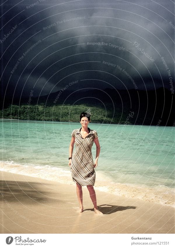 Schatten von Mordor Frau Kleid Veilchengewächse Kopftuch Strand Sandstrand türkis schwarz Wolken Regen Unwetter Hölle dunkel gefährlich Himmel Küste Kuba Insel
