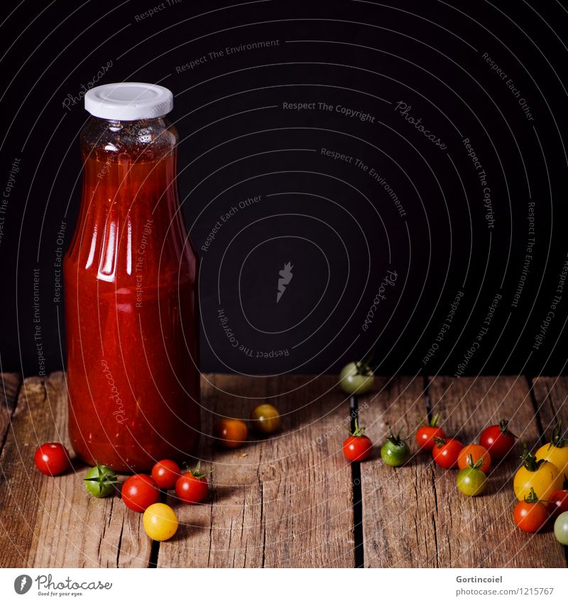 Eingekocht Lebensmittel Gemüse Ernährung Bioprodukte Vegetarische Ernährung Slowfood Italienische Küche Flasche frisch Gesundheit rot schwarz Tomatensauce