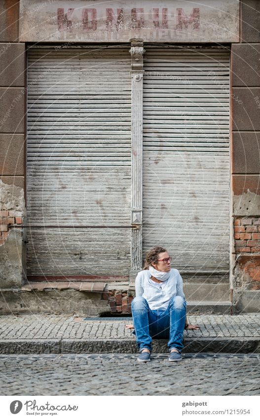 Junge Frau sitzt auf dem Gehweg vor einem verlassenen Haus Mensch feminin Jugendliche Erwachsene Leben 1 Spreewald Kleinstadt Altstadt Ruine Treppe Fassade
