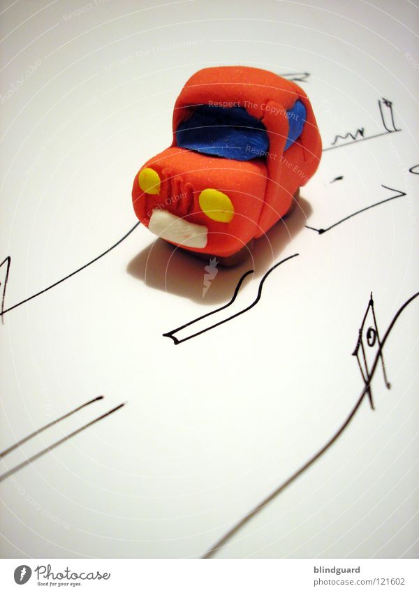 Es macht immer tüt tüt ... Spielzeug gemalt Papier rot klein niedlich Verkehr Makroaufnahme Nahaufnahme Kreativität PKW Straße Kindheit Knetmasse Spielzeugauto
