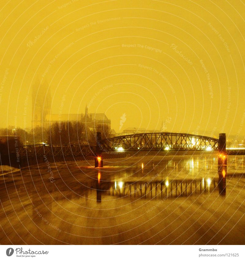 Elbe in Magdeburg bei Schneefall Elektrizität Winter Nacht Brücke Dom Hubbrücke Fluss Abend