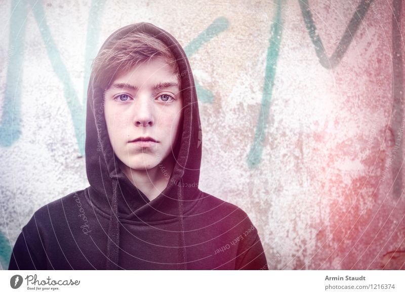 Porträt eines jungen Mannes mit Hoodie Lifestyle Stil schön Mensch maskulin Junger Mann Jugendliche 1 8-13 Jahre Kind Kindheit Mauer Wand Zeichen Schriftzeichen