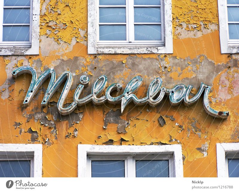 alte verfallene Leuchtreklame der Milchbar in Stralsund, Deutschland Typographie Schriftzeichen Schilder & Markierungen Verfall Vergangenheit gelb-orange weiß