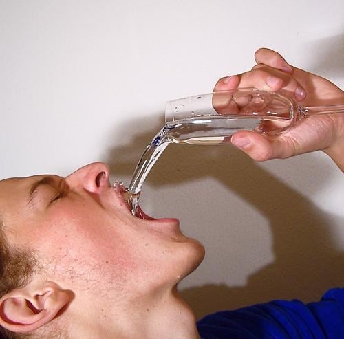 rein ins gsicht Getränk trinken Sekt entladen Erfrischung Hemmungslosigkeit Durst Wasser erfrischen betrinken Party Die Korken knallen lassen Partystimmung