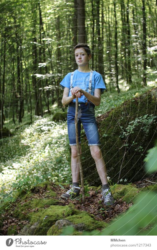 Stock und Stein Ausflug Abenteuer maskulin Kind Junge 1 Mensch 8-13 Jahre Kindheit Sommer Baum Wald Felsen Jeanshose Hosenträger stehen wandern warten