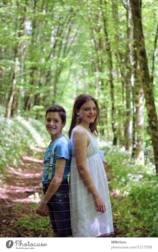 <3 Junge Junge Frau Jugendliche Geschwister Kindheit 2 Mensch 8-13 Jahre Natur Sommer Wald Kleid Hosenträger stehen frei Zusammensein Glück schön blau grün weiß