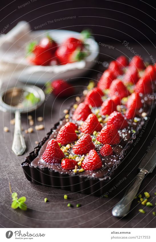 Schoko-Erdbeer-Tarte Kuchen Backwaren Schokolade Erdbeeren Frucht rot genießen Dessert Speise Essen Foodfotografie Lebensmittel dunkel süß lecker Sommer Kalorie