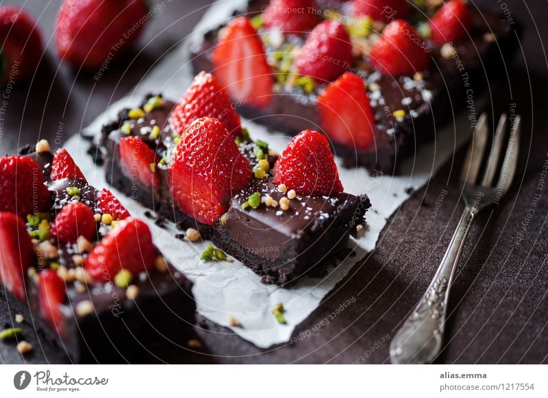 Schoko-Erdbeer-Tarte II Kuchen Backwaren Schokolade Erdbeeren Frucht rot genießen Dessert Speise Essen Foodfotografie Lebensmittel dunkel süß lecker Sommer