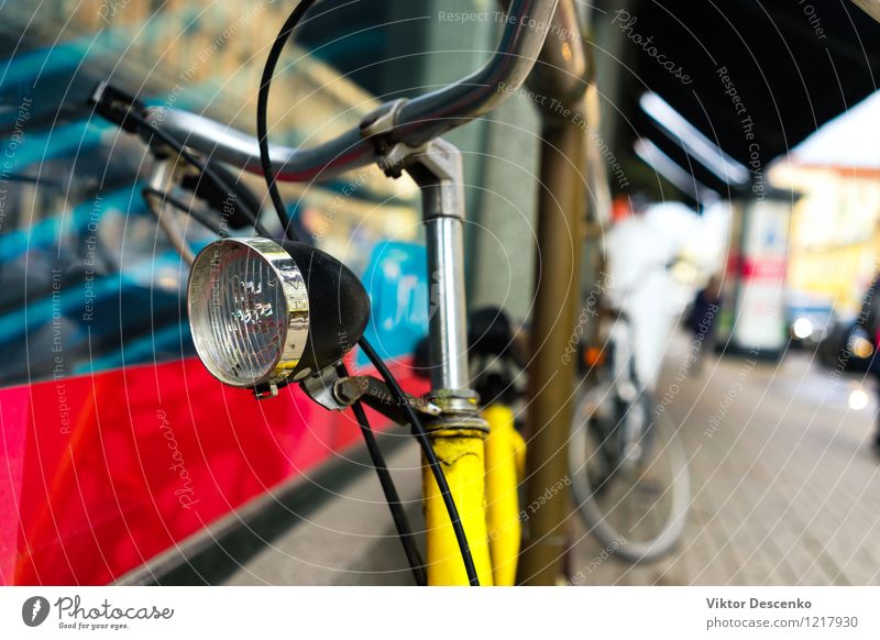 Fahrrad mit einer Stirnlampe steht auf der Straße Stil Design Ferien & Urlaub & Reisen Sommer Sonne Kunst Stadt Verkehr Fahrzeug Metall Rost alt retro blau rot