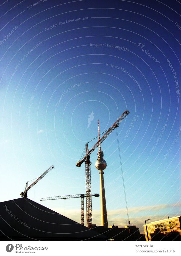 Alex Alexanderplatz Kran Baustelle himmelblau himmelgrün Berlin Architektur Arbeit & Erwerbstätigkeit Berliner Fernsehturm funk- und ukw-turm telegurke alex