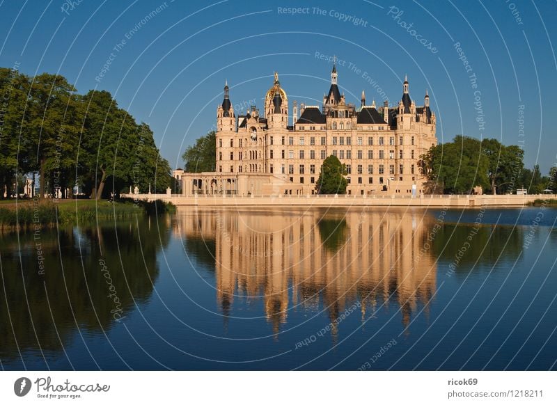 Schloß ruhig Baum See Hauptstadt Menschenleer Burg oder Schloss Gebäude Architektur Sehenswürdigkeit Wahrzeichen historisch blau grün Idylle Schwerin