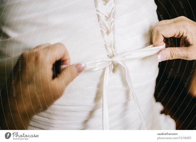 Tie the knot. elegant Stil Feste & Feiern Hochzeit Hand Mode Bekleidung Kleid Hilfsbereitschaft Zusammenhalt Brautkleid Knoten Schleife Farbfoto Innenaufnahme
