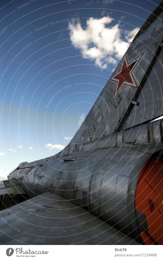 Cold War Dinosaur Himmel Wolken Schönes Wetter Sowjetunion Russland Flugzeug Cockpit Militärflugzeuge Jagdflugzeug Leitwerke Triebwerke Düsenjäger Niete Blech