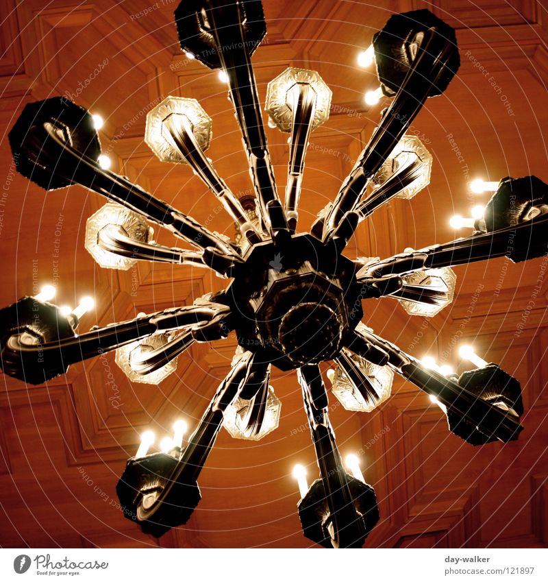 Glanz & Glamour Leuchter Kronleuchter Lampe Glühbirne Beleuchtung Lichtkegel Haus Villa Saal glänzend Elektrizität Dekoration & Verzierung Reichtum
