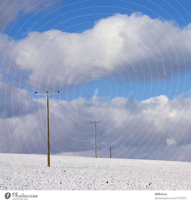 Schnee von gestern Wolken Winter Elektrizität Strommast Hochspannungsleitung weiß azurblau himmelblau Feld Watte Himmel hell Spaziergang Energiewirtschaft