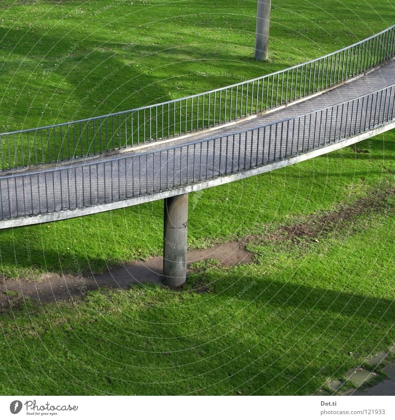 ins Grüne rasen Rennbahn Gras Park Wiese Brücke Bauwerk Beton oben grau grün Rampe Autobahnauffahrt Kreisel Spirale Wendeltreppe Steigung Berghang