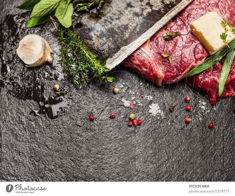 Fleisch mit Kräutern und Gewürzen zubereiten Lebensmittel Kräuter & Gewürze Mittagessen Abendessen Bioprodukte Messer Stil Design Gesunde Ernährung Tisch Grill