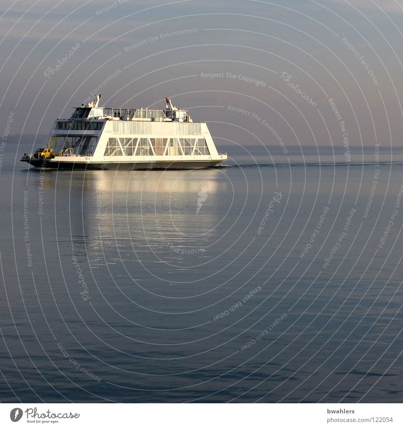 Abendstille Wasserfahrzeug Fähre See grau ruhig Wellen Wasseroberfläche fahren Schifffahrt Bodensee blau Sonne Spiegelung Himmel