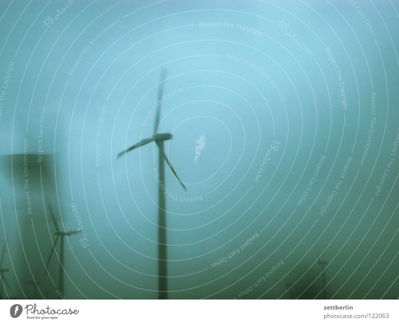 Wind Windkraftanlage Sturm Energiewirtschaft regenerativ Elektrizität Hochspannungsleitung Propeller Unwetter Tiefdruckgebiet Geschwindigkeit Industrie Himmel