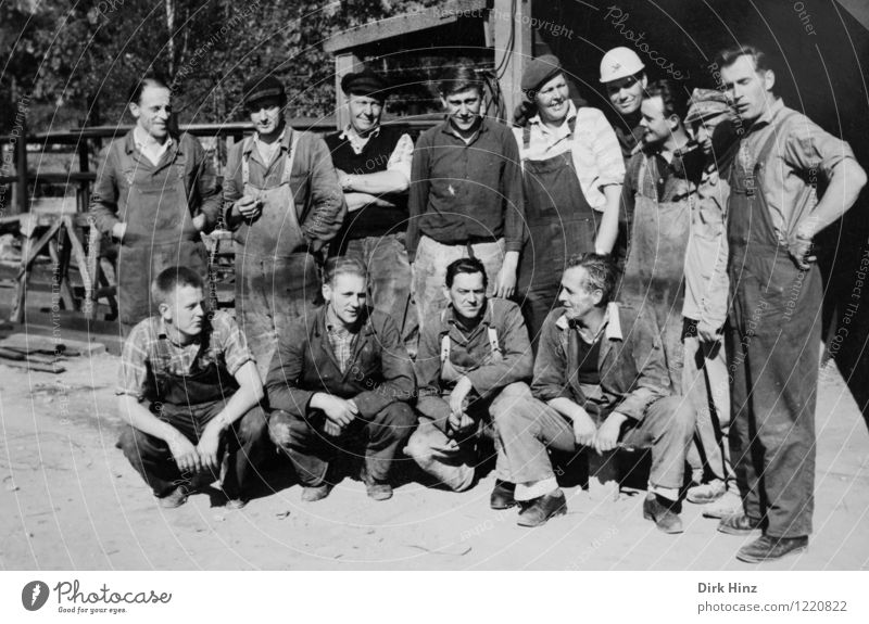 Gruppenfoto mit Handwerkern in den 1960er Jahren Arbeit & Erwerbstätigkeit Baustelle Business Mensch maskulin Mann Erwachsene Menschengruppe alt authentisch