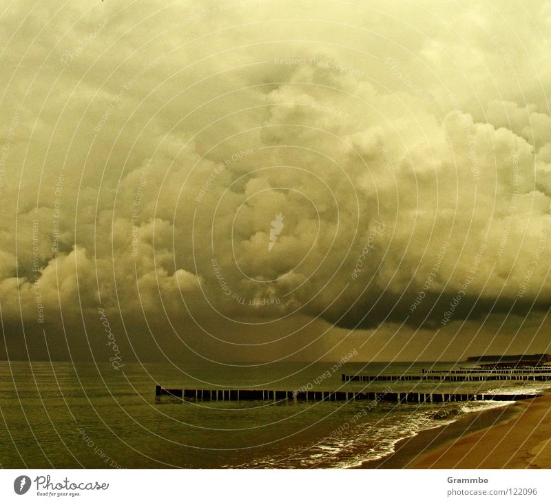 Bad Day Kumulus Wolken Buhne Küste Strand trüb Gewitterwolken dunkel Trauer Ferien & Urlaub & Reisen Meer Regen Schweißwetter
