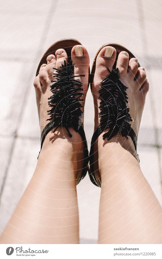 Feet. Beine Fuß Mode Bekleidung Schuhe trendy Sandale Zehen Nagellack Farbfoto Außenaufnahme