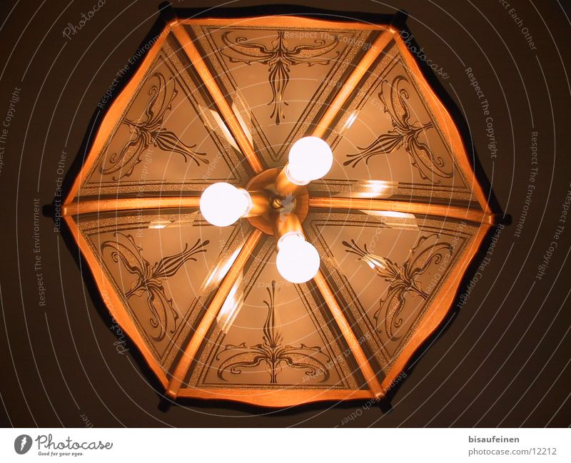 Lampe aus leuchtenden Glühbirnen an einem Spiegel - ein lizenzfreies Stock  Foto von Photocase