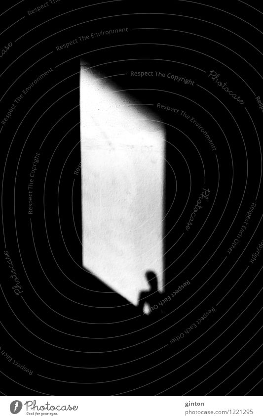 Silhouette im Fenster Mensch Körper Kopf Stein Beton beobachten stehen dunkel eckig schwarz weiß Gefühle Einsamkeit Grafik u. Illustration Lichteinfall