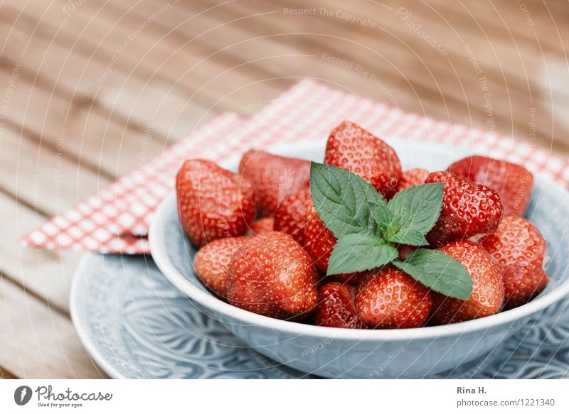 Lecker Erdbeeren IV Frucht Bioprodukte Vegetarische Ernährung Geschirr Teller Schalen & Schüsseln frisch Gesundheit lecker süß genießen Serviette Holztisch