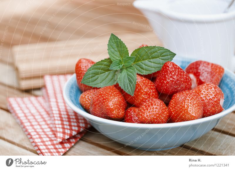 Lecker Erdbeeren II Frucht Bioprodukte Vegetarische Ernährung Schalen & Schüsseln Milchkanne lecker natürlich saftig süß genießen Serviette kariert Holztisch