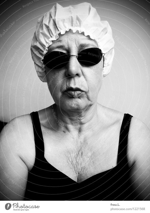 … und mit Mensch feminin Frau Erwachsene Weiblicher Senior Gesicht Brust 1 60 und älter Badeanzug Sonnenbrille Duschhaube Badekappe alt hocken Blick warten