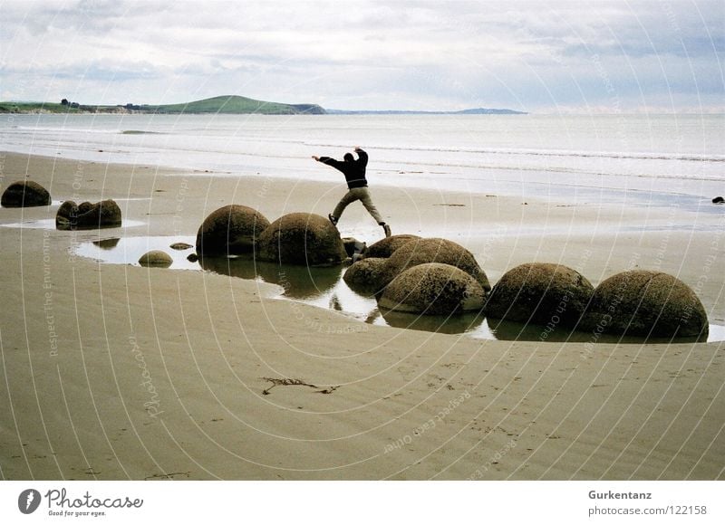 Steinspringen Neuseeland Moeraki Moeraki Boulder Strand Südinsel Mann Herbst Küste Meer Gleichgewicht Mineralien Sand Ball monolithen