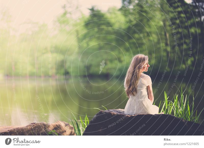 Erinnerung. Mensch feminin Junge Frau Jugendliche Erwachsene 1 18-30 Jahre Umwelt Natur Landschaft Wasser Sommer Park See Kleid blond langhaarig Erholung sitzen