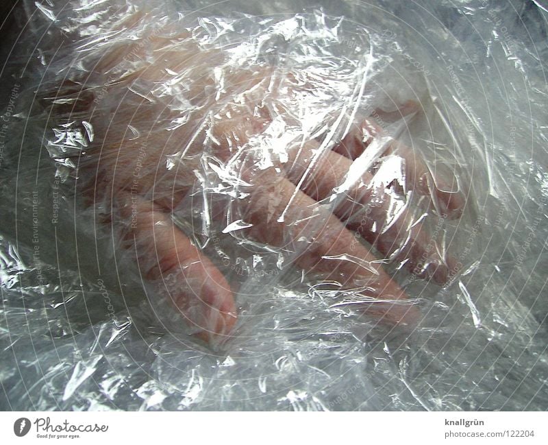 Eiskaltes Händchen Hand Finger Folie durchsichtig verpackt Verpackungsmaterial glänzend obskur hell