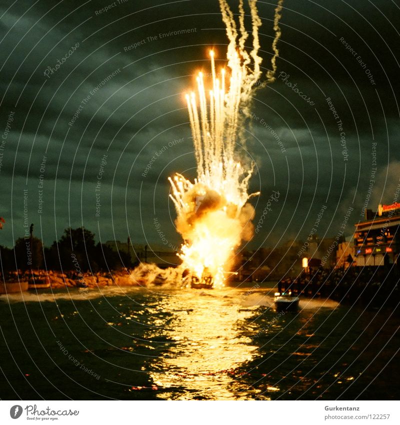 BOOM!!! Explosion Nacht dunkel Stunt Park Amerika Florida Leuchtrakete Silvester u. Neujahr Feuer Brand Wasser Feuerwerk USA warner movie world