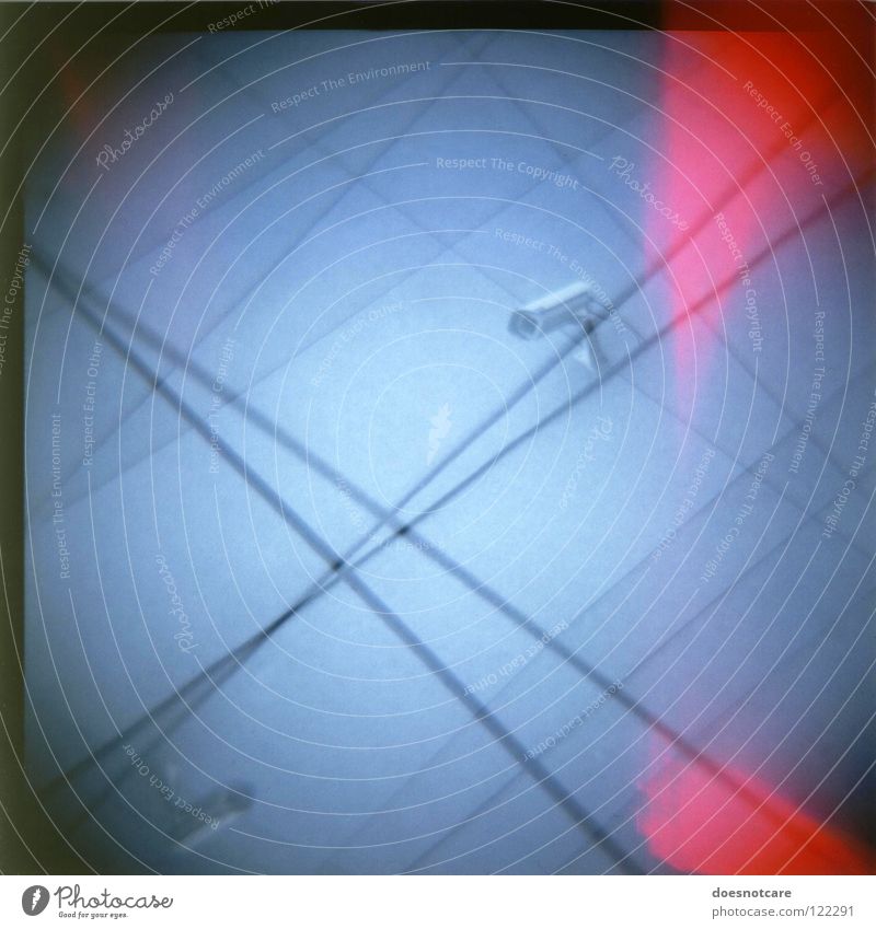 Control. Beton Linie Kontrolle Überwachung Überwachungskamera Überwachungsstaat Diana+ spionieren Lomografie Light leak Doppelbelichtung