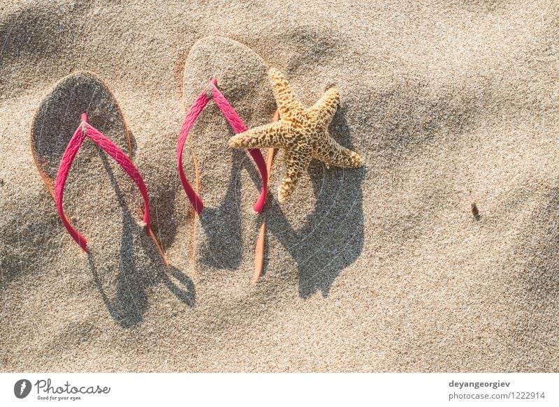 Rosa Sandalen am Strand im Sand Erholung Freizeit & Hobby Ferien & Urlaub & Reisen Tourismus Sommer Sonne Meer Natur Mode Schuhe Flipflops hell blau Flops