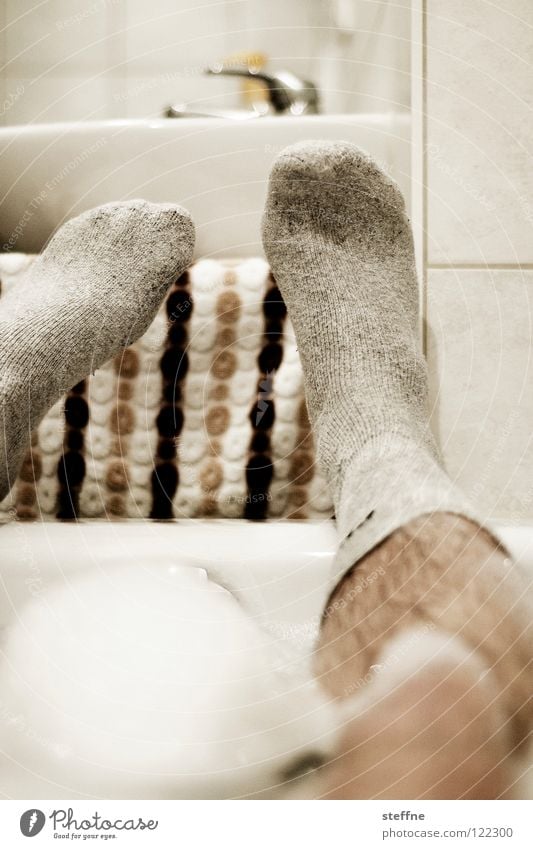 Sonntag ist Badetag Badewanne Erholung ausschalten gemütlich Keramik Reinigen Sauberkeit Knie Zehen Feierabend Wochenende sich etwas gönnen weiß gelb grün