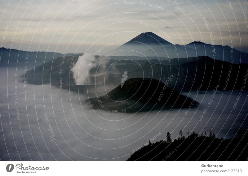 Mordor Java Indonesien Nebel Schwefel Wolken Sonnenaufgang Asien gefährlich Bergsteigen Wetter mount bromo Vulkan mordor Rauch Wasserdampf Morgen Aktion