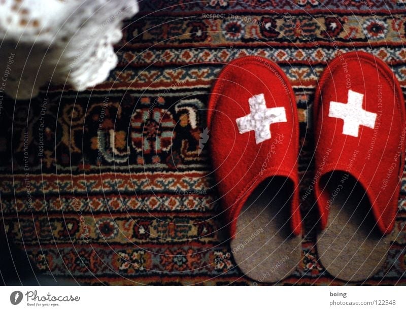 warme Füße für die Schweizer rot Hausschuhe Schlappen Teppich Filz Wohnzimmer Kaffeepause Mittagsschlaf saugen Alphorn Tracht Ferien & Urlaub & Reisen Wappen