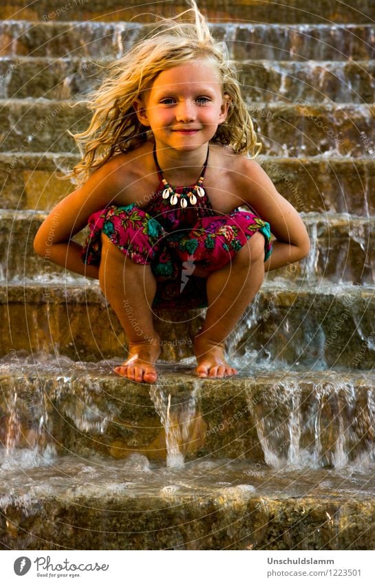 Percy Jacksons kleine Schwester Mensch Kind Mädchen Kindheit 3-8 Jahre Wasser Wasserfall Brunnen Treppe Schmuck blond hocken Lächeln ästhetisch Freundlichkeit