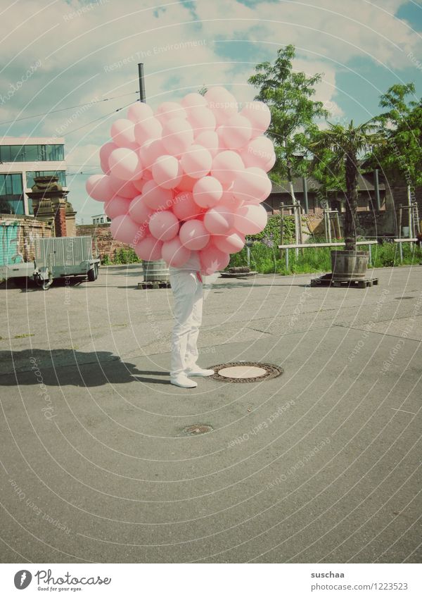 ballons mit beinen Luftballon Beine stehen Straße skurril Tarnung verstecken unerkannt